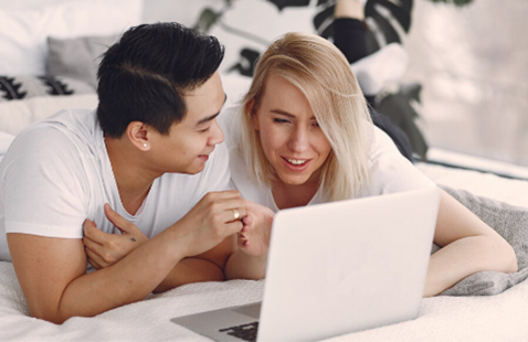 couple-watching-ivf-webinar.png
