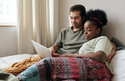 couple-watching-fertility-webinar.png